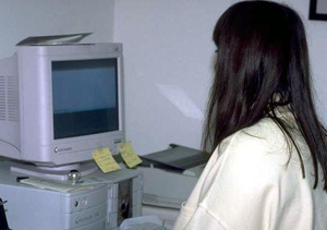 investigadora frente a pantalla de ordenador